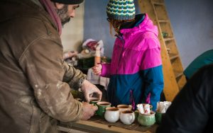 Wijnblog: de beste wijnreizen, tips en wijncombinaties 1 Beker glühwein op een kerstmarkt