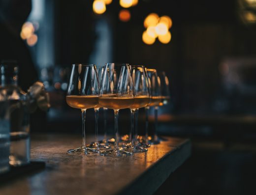 Elegante bar met wijnglazen en warm licht