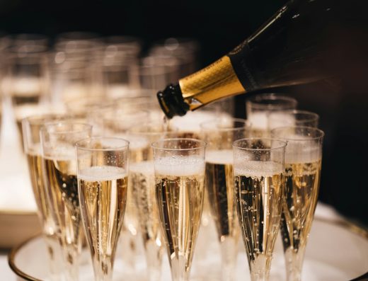 Champagne wordt ingeschonken in glazen