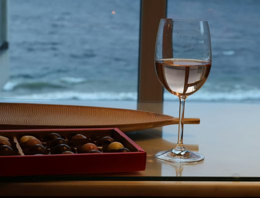 Chocolade en wijn op tafel