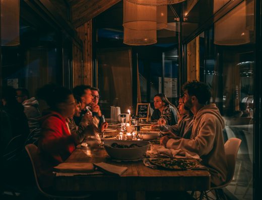 Diner bij kaarslicht aan een lange houten tafel