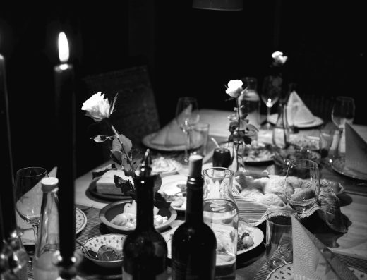 Feestelijk gedekte tafel met wijnglazen