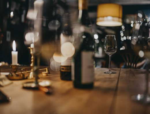 Sfeervolle wijnbar met glazen rode wijn