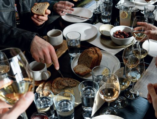 Wijnglazen op tafel tijdens een proefavond